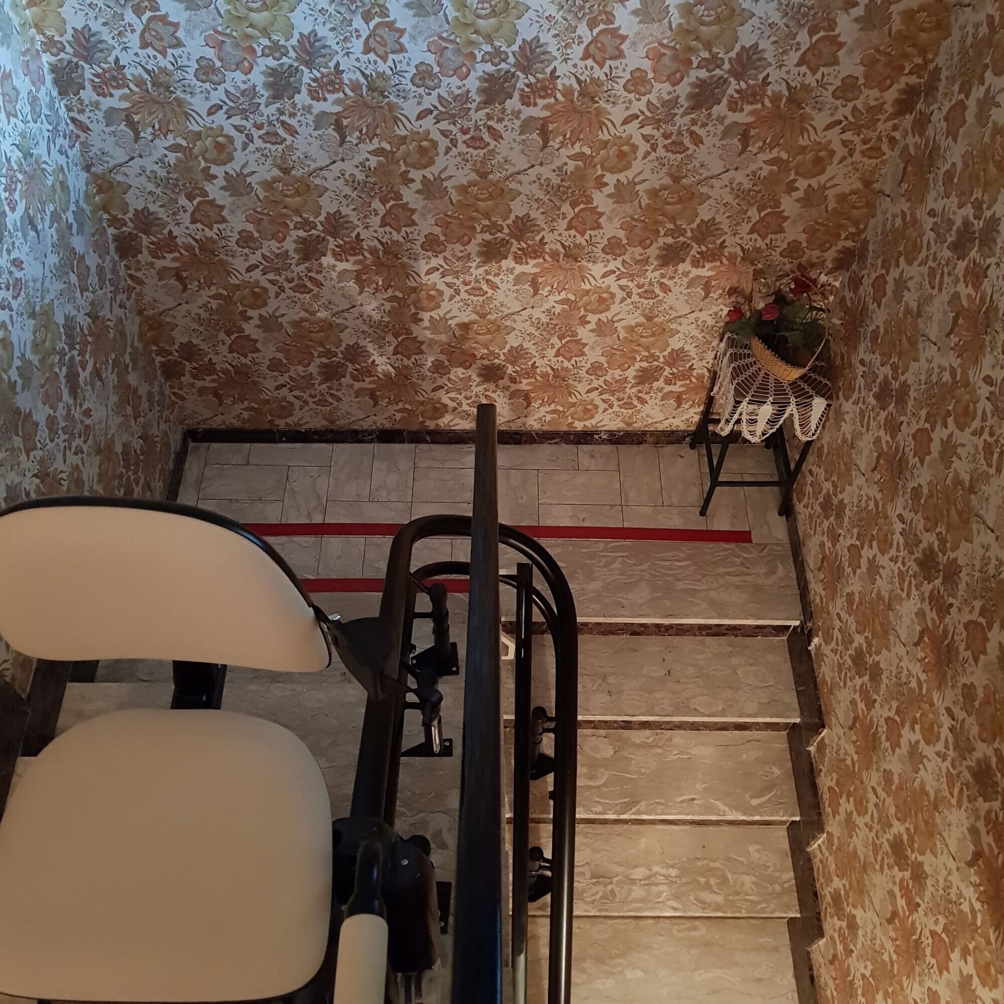 Monte escalier courbe ou droit : lequel choisir selon votre escalier ? Guebwiller